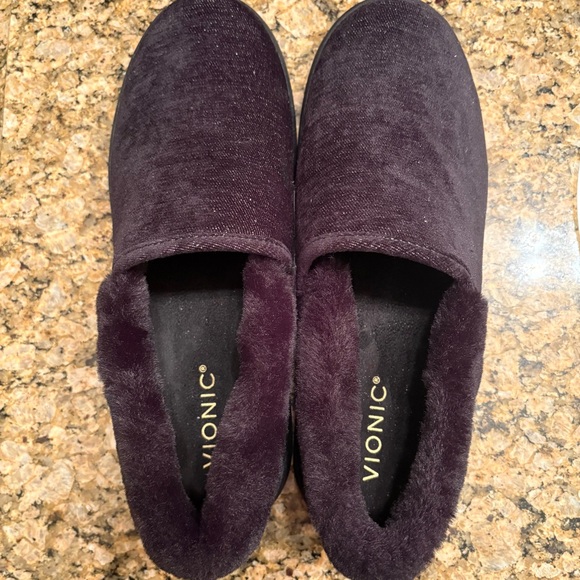 Vionic slippers - Picture 3 of 7